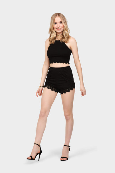 S17W-1000001429-BCK-6-scallop-crop-top-black-jl0547